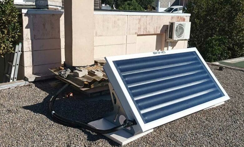 Un chauffe-eau solaire installé sur un toit plat.