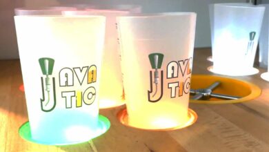 Des verres de bière sur le plateau de la machine de distribution.