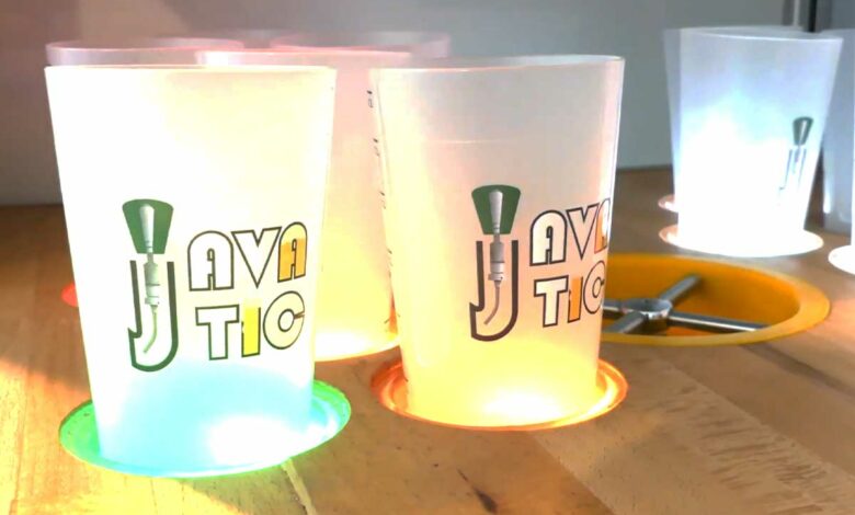 Des verres de bière sur le plateau de la machine de distribution.