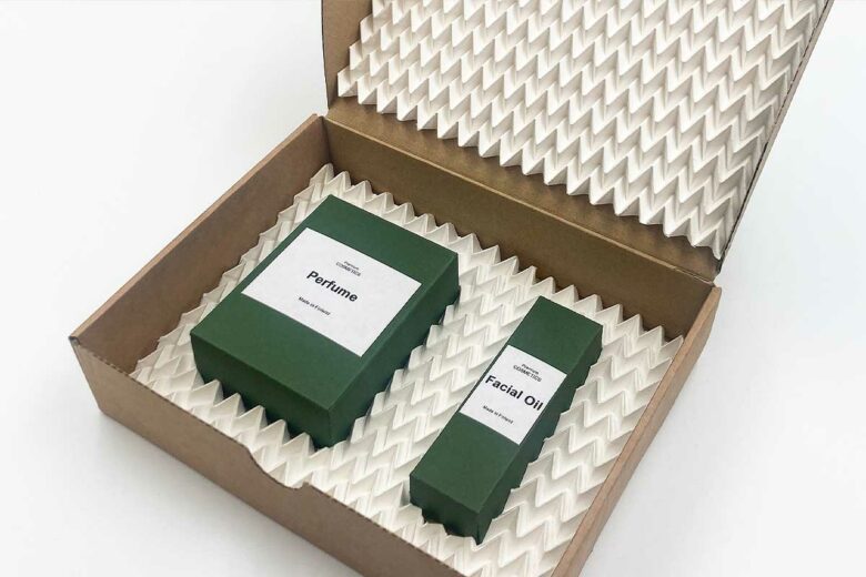 Un colis de cosmétiques.