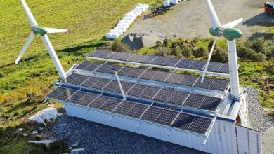 Un conteneur équipé d'éoliennes et de panneaux solaires.
