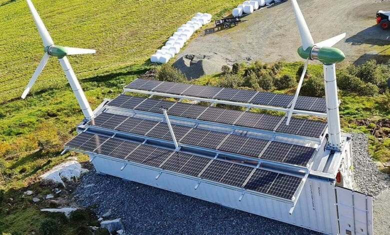 Un conteneur équipé d'éoliennes et de panneaux solaires.