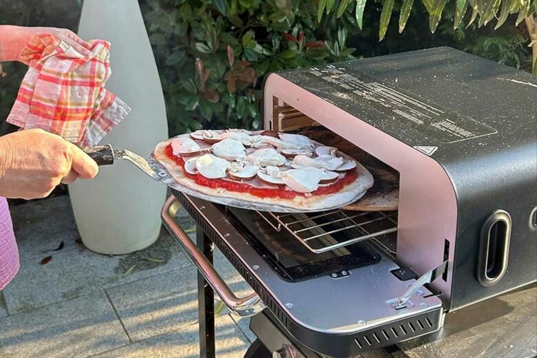 Un four à pizza portable.