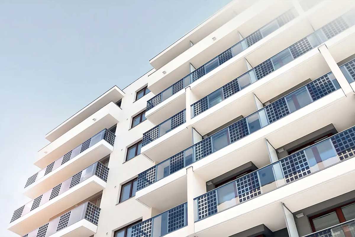 Des gardes corps de balcon photovoltaïque sur un bâtiment.