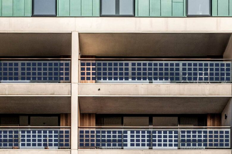 Une solution photovoltaïque pour balcon intégrée au bâtiment.