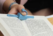 Lizia permet de maintenir un livre ouvert à une main.