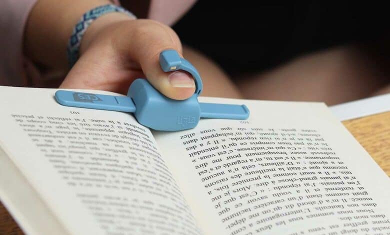 Lizia permet de maintenir un livre ouvert à une main.