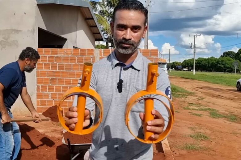 Un homme avec des poignées de brouette innovantes.