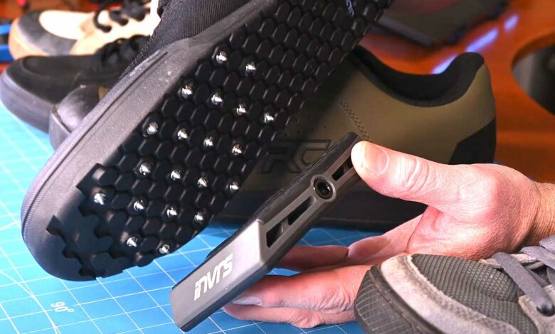 Une chaussure cloutée qui se pose sur la pédale.