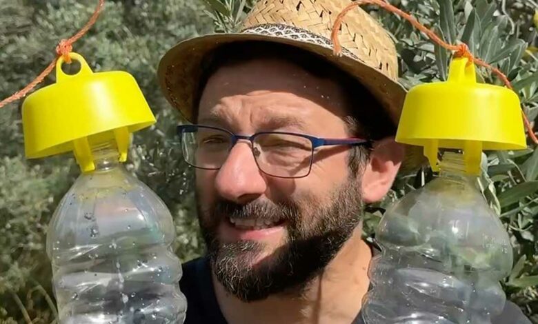 Un homme tenant deux pièges Tap Trap.