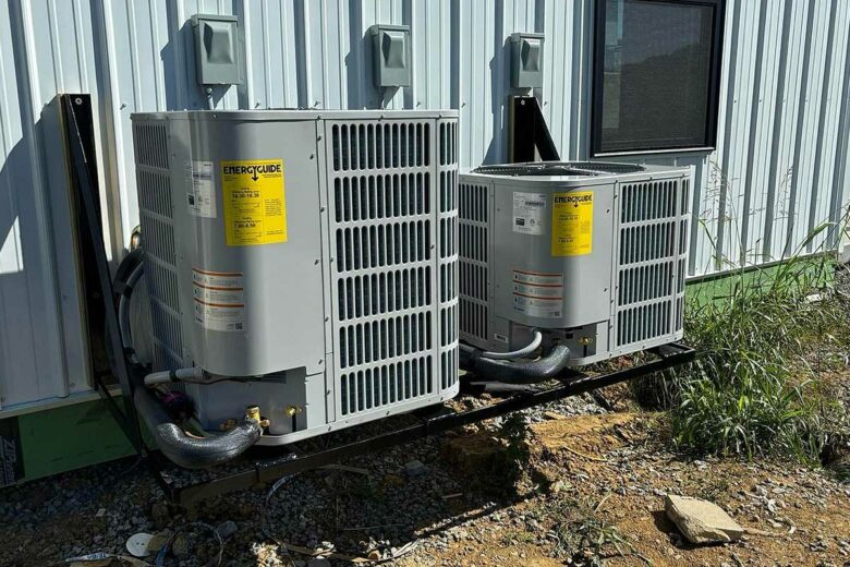 Deux pompes à chaleur installées en extérieur.