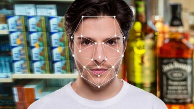 Analyse des traits d'un visage devant du tabac et de l'alcool.