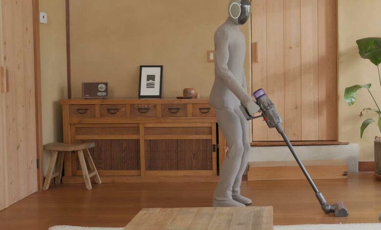 Un robot humanoïde qui passe l'aspirateur.