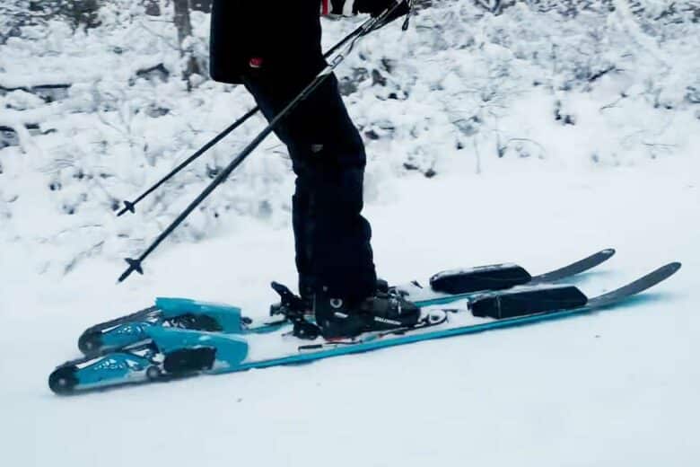 Un homme fait du ski propulsé par un moteur.