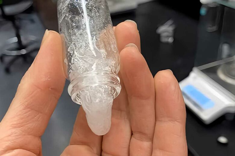 Des chercheurs de l'Université de Guelph ont mis au point un nouveau matériau qui produit de l'électricité lorsqu'il est comprimé.