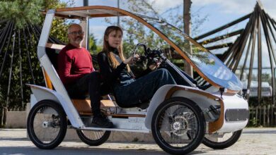 Deux personnes dans un vélomobile Acticycle.