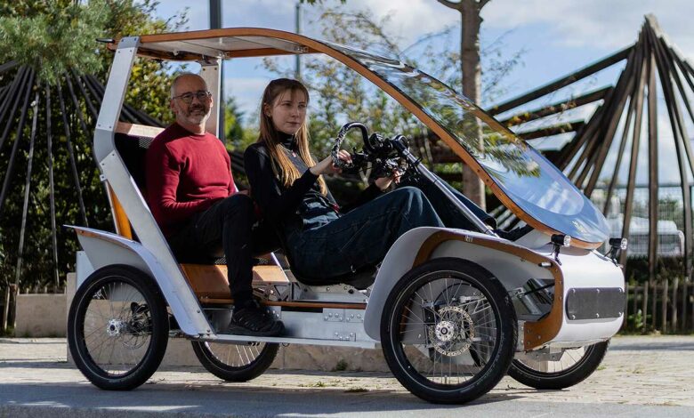 Deux personnes dans un vélomobile Acticycle.