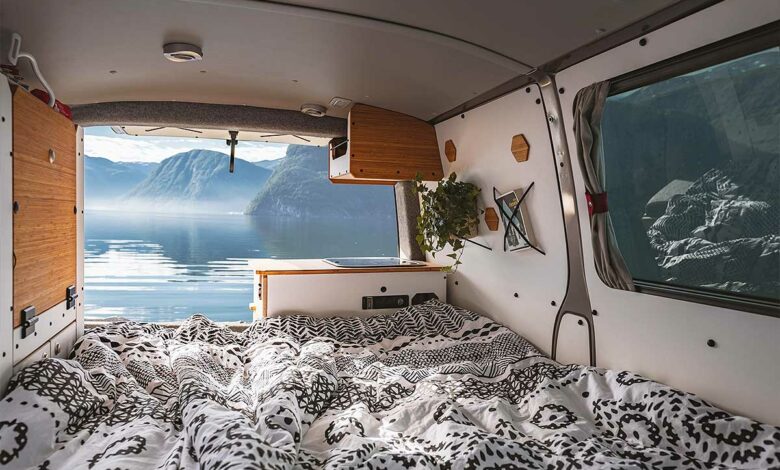 Paysage magnifique vu de l'intérieur d'un van aménagé.