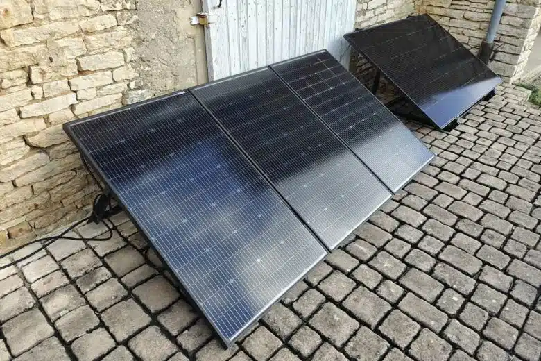 Panneaux solaires installés au sol.