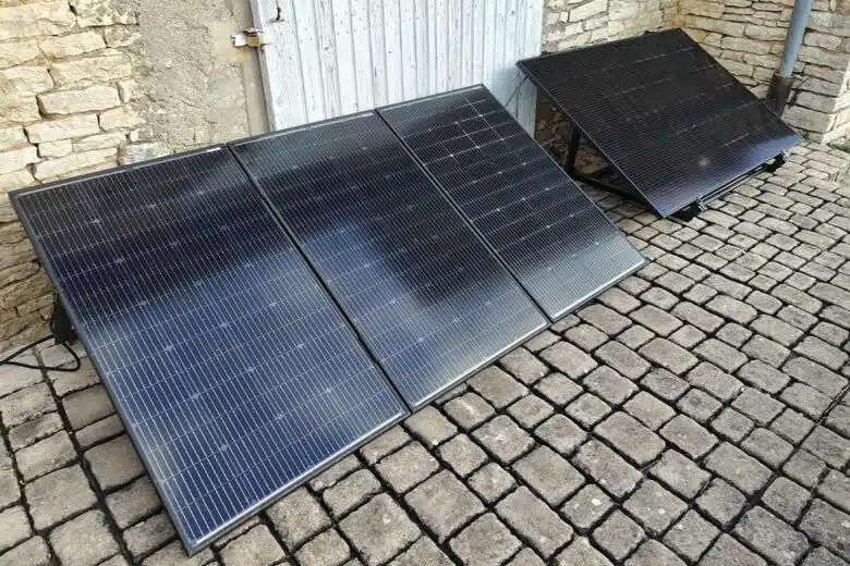Des panneaux solaires installés au sol.