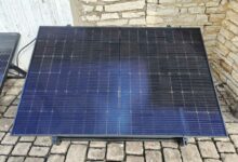 Un panneau solaire plug and play installé au domicile.
