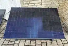 Un panneau solaire plug and play installé au domicile.