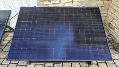 Un panneau solaire plug and play installé au domicile.