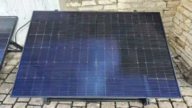 Un panneau solaire plug and play installé au domicile.