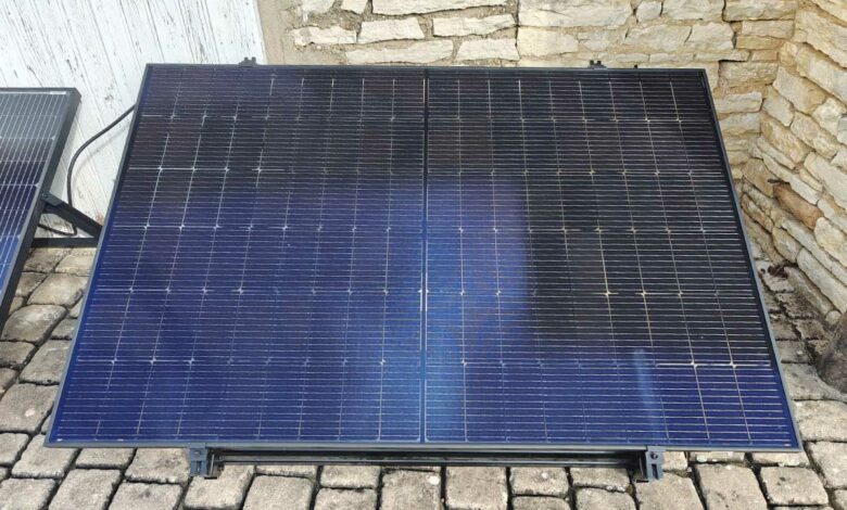 Un panneau solaire plug and play installé au domicile.