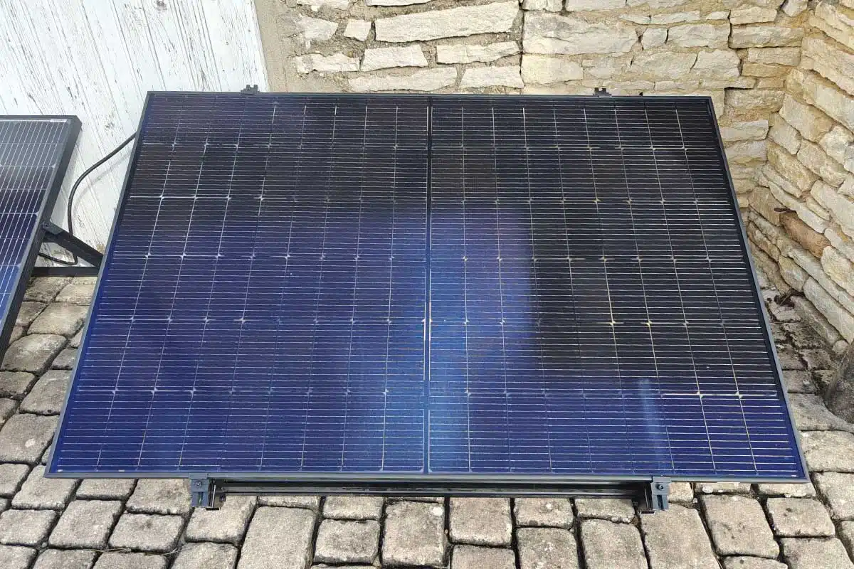 Un panneau solaire plug and play installé au domicile.