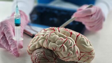 Un médecin explique les bienfaits d'un traitement par injection sur le cerveau.