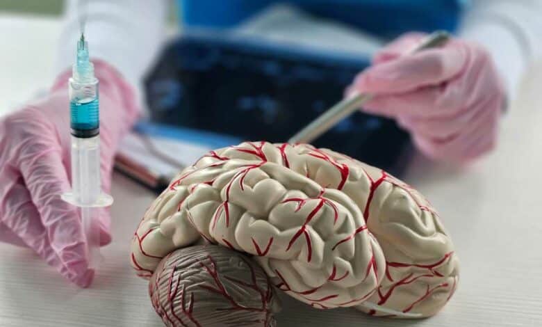 Un médecin explique les bienfaits d'un traitement par injection sur le cerveau.