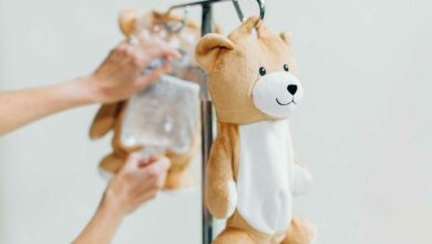 Un ours en peluche qui dissimule les poches de perfusion.