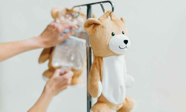 Un ours en peluche qui dissimule les poches de perfusion.