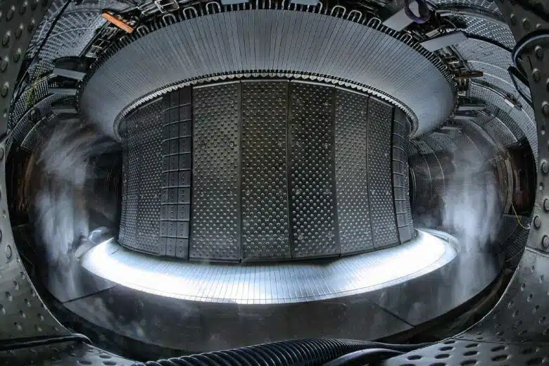 Prise de vue intérieur d'un réacteur à fusion Tokamak.