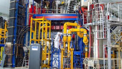 Des équipements autour du Tokamak WEST au CEA.
