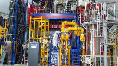 Des équipements autour du Tokamak WEST au CEA.