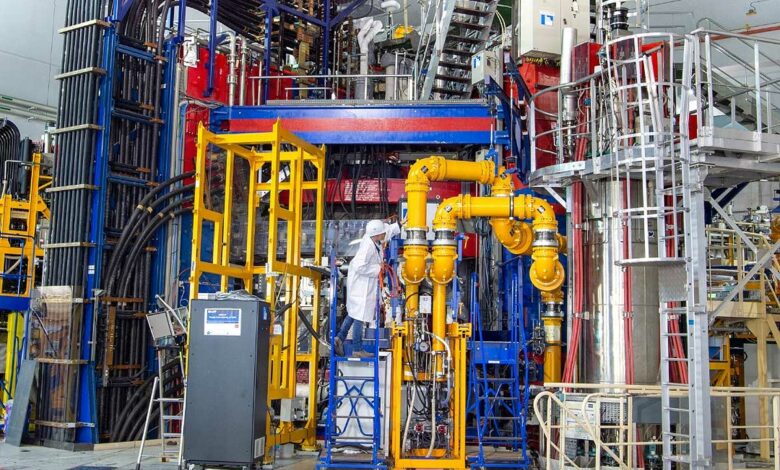 Des équipements autour du Tokamak WEST au CEA.