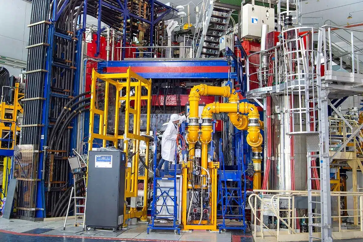 Des équipements autour du Tokamak WEST au CEA.
