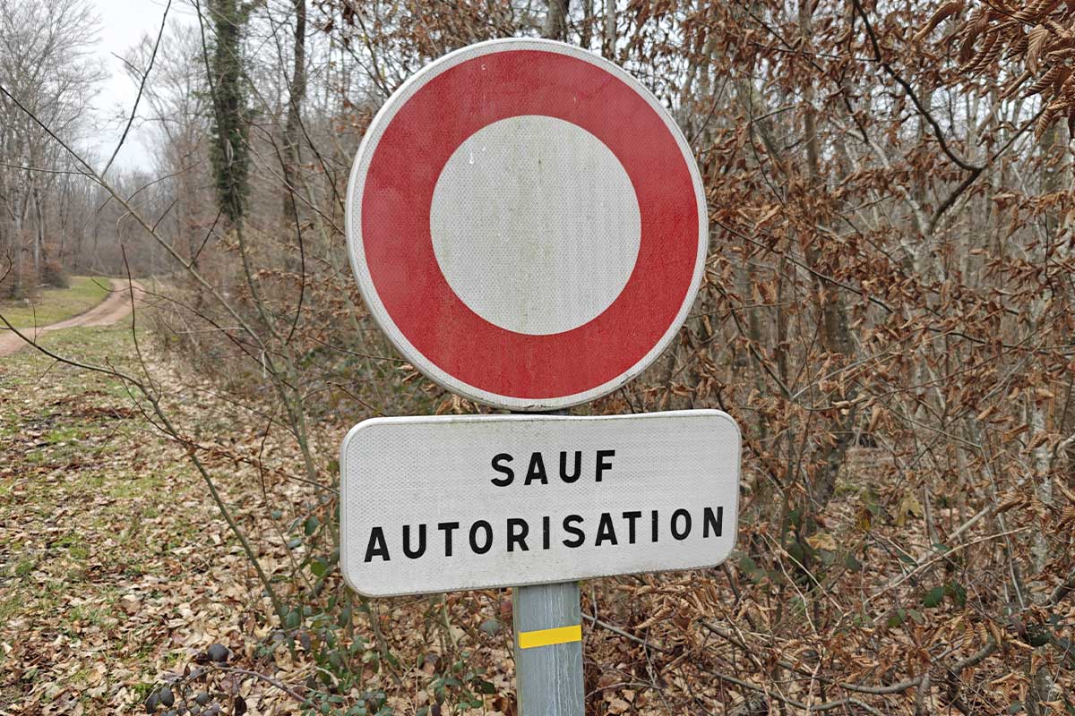 Le panneau interdiction de circuler sobrement nommé « B0 ».
