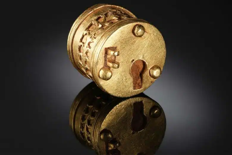 Une serrure en or de la taille d'une pièce d'un euro et datant de l'empire Romain découverte dans un champ.