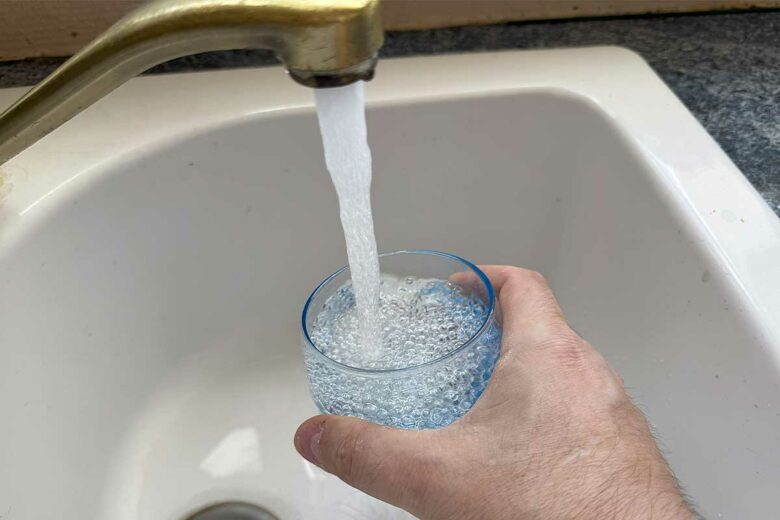 Un mousseur de robinet permet de réduire sa consommation d'eau.