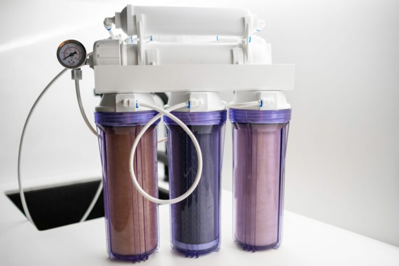 Un système de filtration par osmose inversée.