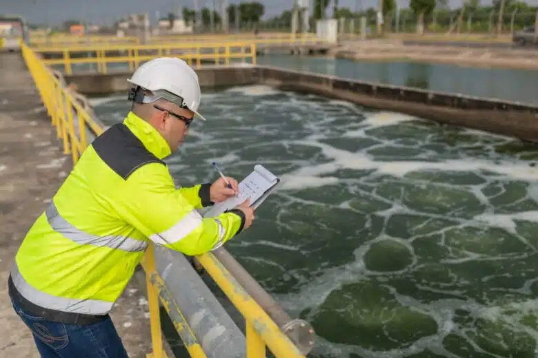 Un homme contrôle un bassin de traitement des eaux.
