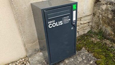 La boite aux lettres est fixée au mur.