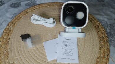 Déballage de l'Aqara G5 Pro – La caméra et ses accessoires : câble d’alimentation, support de fixation et manuel d’installation.