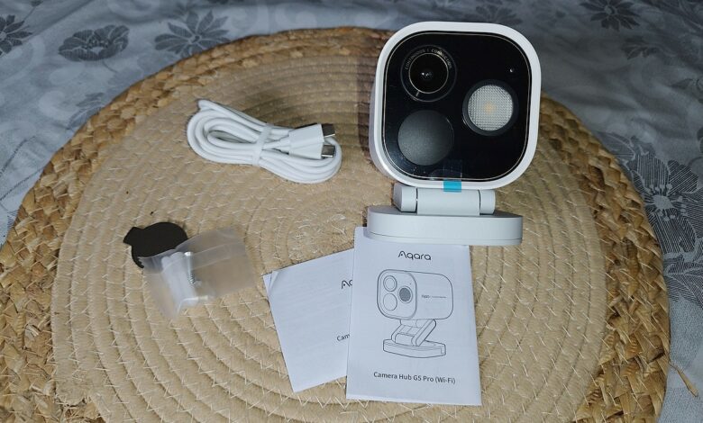 Déballage de l'Aqara G5 Pro – La caméra et ses accessoires : câble d’alimentation, support de fixation et manuel d’installation.