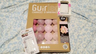 Déballage de la guirlande GuirLED Princesse : boules de coton roses et blanches, accessoires et batterie externe inclus.