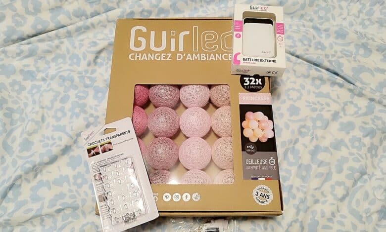 Déballage de la guirlande GuirLED Princesse : boules de coton roses et blanches, accessoires et batterie externe inclus.