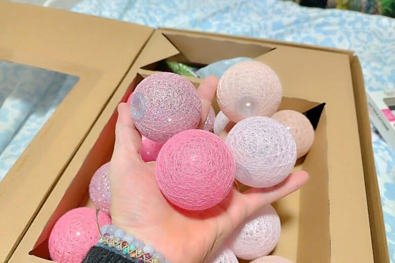 Zoom sur les boules de coton : de jolies teintes douces pour une ambiance cosy.